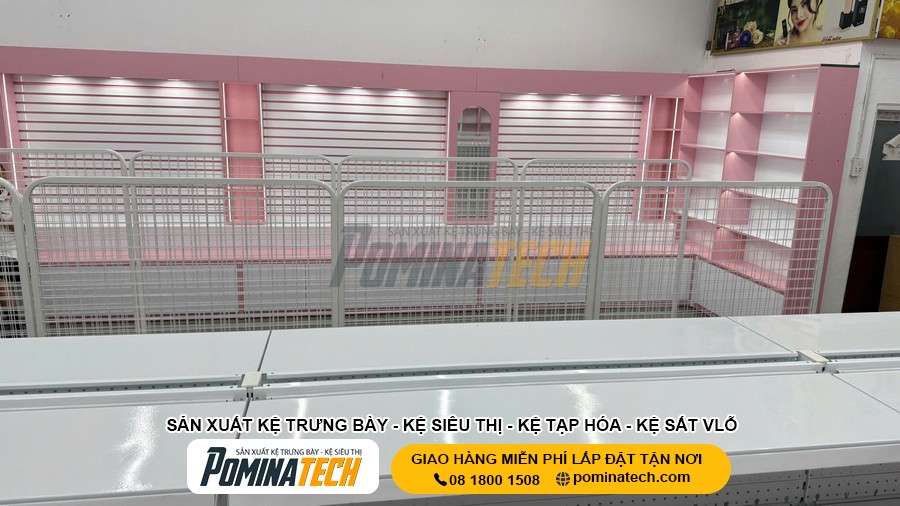 Báo giá các mẫu kệ tạp hóa (tham khảo)

Chi phí kệ siêu thị phụ thuộc vào nhiều yếu tố như: loại kệ, kích thước, số tầng, tải trọng và số lượng kệ trong cửa hàng. Dưới đây là bảng giá tham khảo thường được áp dụng trong thi công trọn gói:

Loại kệ Quy cách phổ biến Giá tham khảo:

Loại kệ	Quy cách phổ biến	Giá Tham Khảo
Kệ Tạp Hóa Đơn Áp Tường	Cao 1m2 – 2m4	800.000 – 1.300.000 / bộ
Kệ Tạp Hóa Đôi Giữa Nhà	Cao 1m2 – 2m1 	1.100.000 – 2.000.000/bộ 
Kệ Tạp Hóa Lưng Lưới	Theo yêu cầu	800.000 – 1.300.000 / bộ
Kệ tôn (tôn đục lỗ, tôn liền)	Theo yêu cầu	1.000.000 – 1.700.000 / bộ

Lưu ý quan trọng:

Giá có thể thay đổi theo diện tích cửa hàng và số lượng kệ
Thi công trọn gói thường tiết kiệm chi phí hơn so với mua kệ lẻ
Báo giá chính xác cần khảo sát mặt bằng thực tế