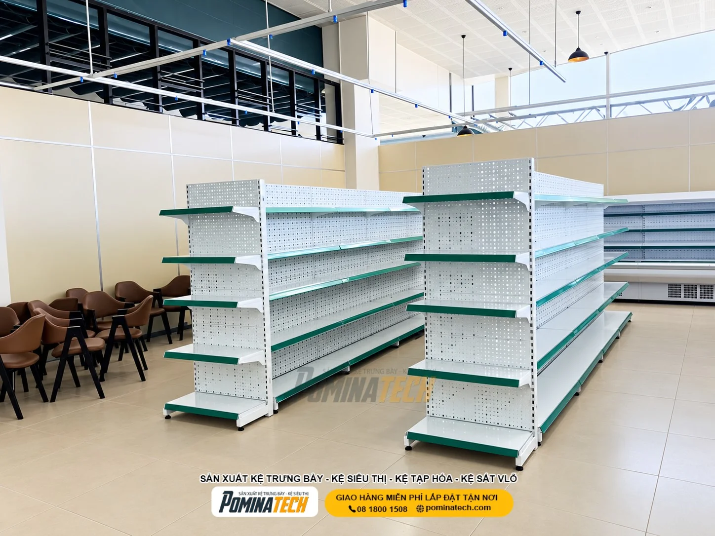 Bố trí kệ siêu thị theo mặt bằng giúp hạn chế điểm mù và nâng cao khả năng quan sát sản phẩm.