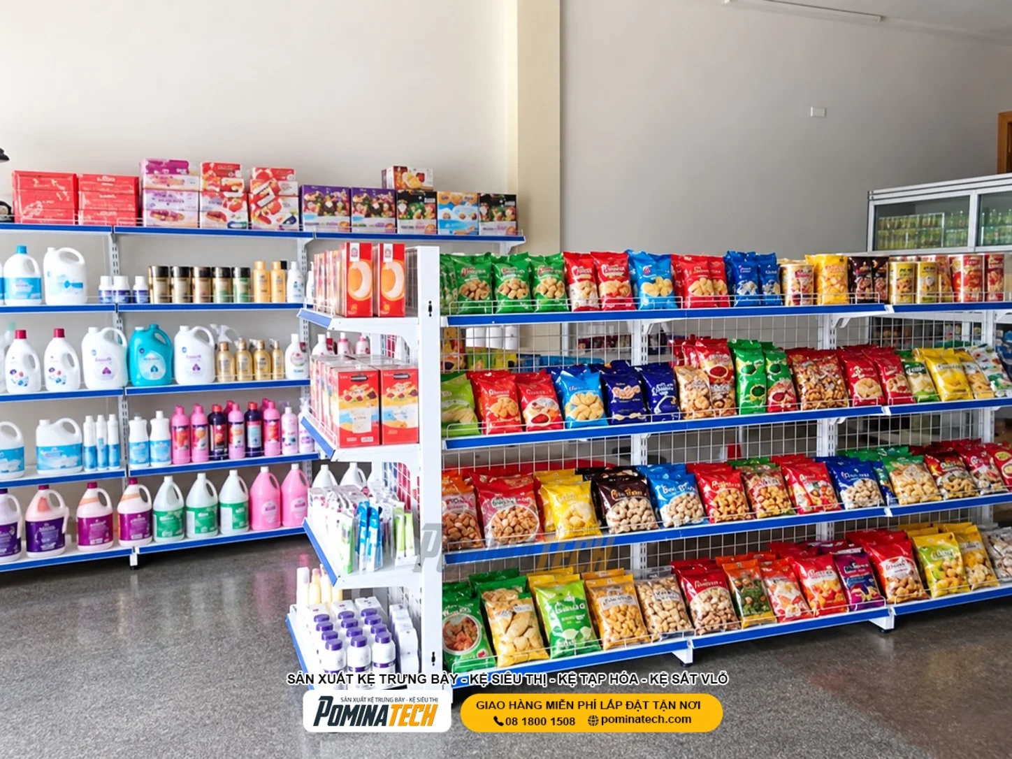 Hệ thống kệ bánh kẹo siêu thị với các nhóm sản phẩm được sắp xếp đồng đều và khoa học.