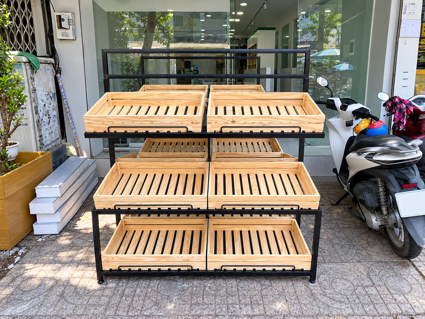 Hệ thống kệ rau củ 3 tầng giúp sắp xếp hàng hóa khoa học