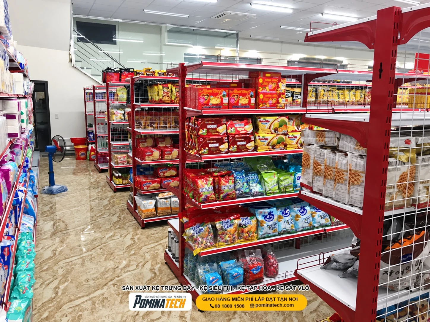 Hệ thống kệ siêu thị trưng bày bánh kẹo với sản phẩm được phân loại theo thương hiệu.