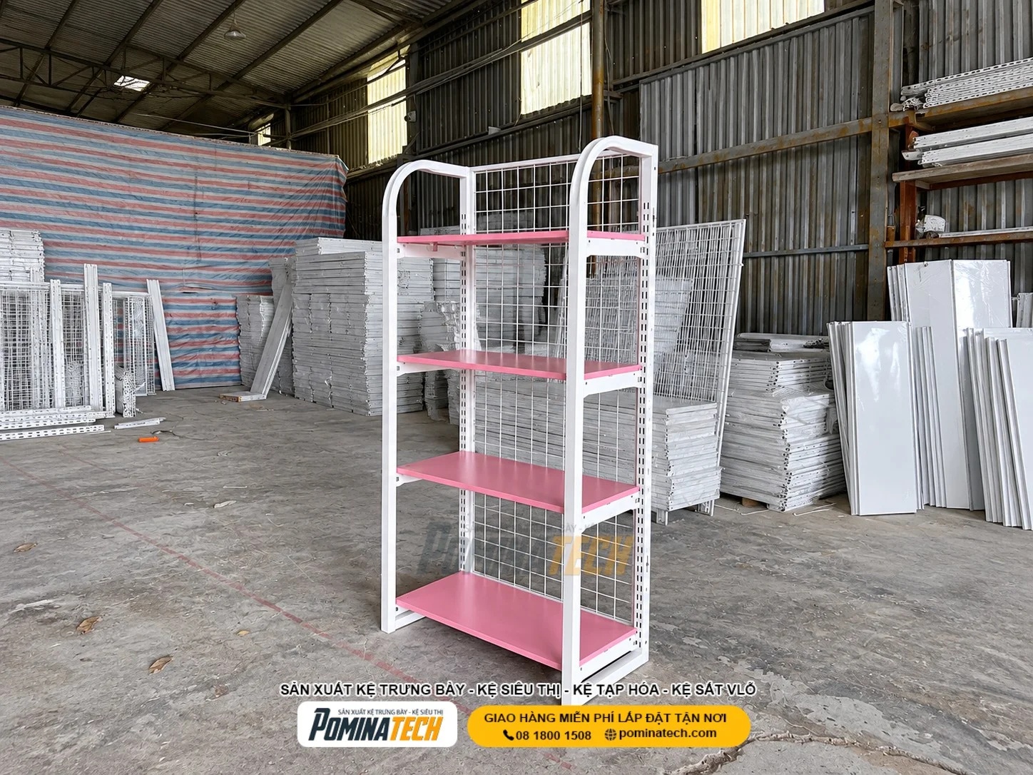 Hệ thống kệ trưng bày đẹp giúp sản phẩm nổi bật và dễ lựa chọn