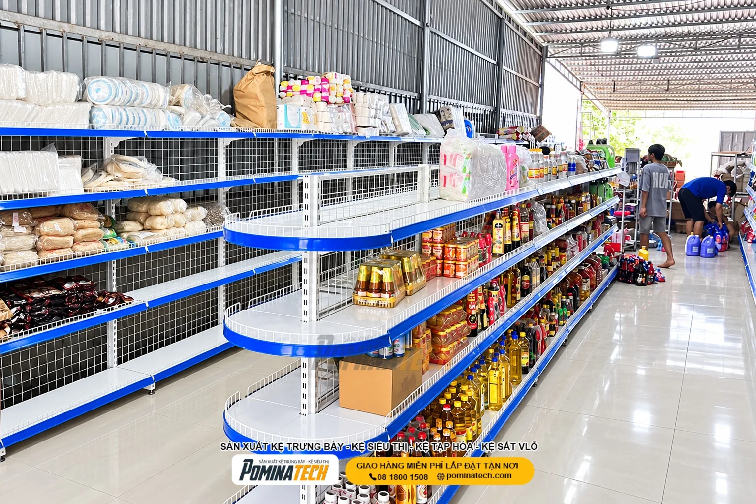 Kệ bán nguyệt đặt giữa cửa hàng giúp khách hàng dễ dàng quan sát sản phẩm