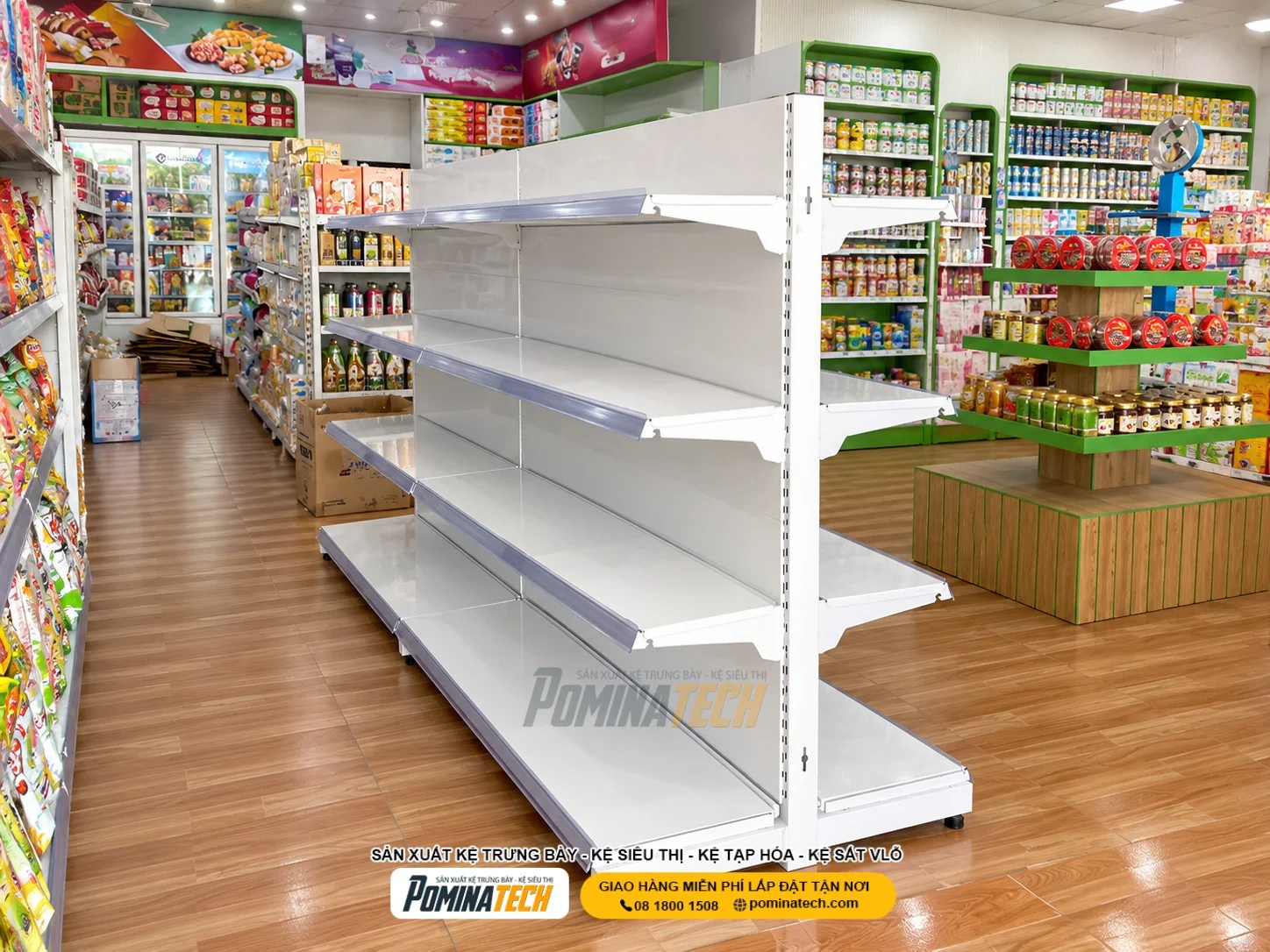 Kệ lưng tôn liền áp tường giúp tận dụng diện tích trưng bày trong siêu thị mini
