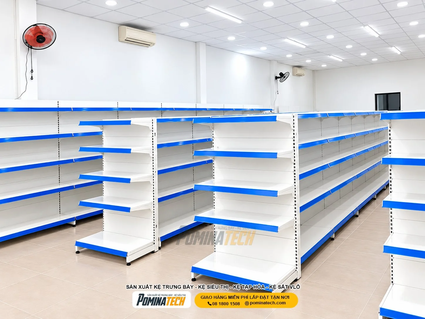 Kệ lưng tôn liền màu đen tạo điểm nhấn sang trọng cho không gian bán lẻ