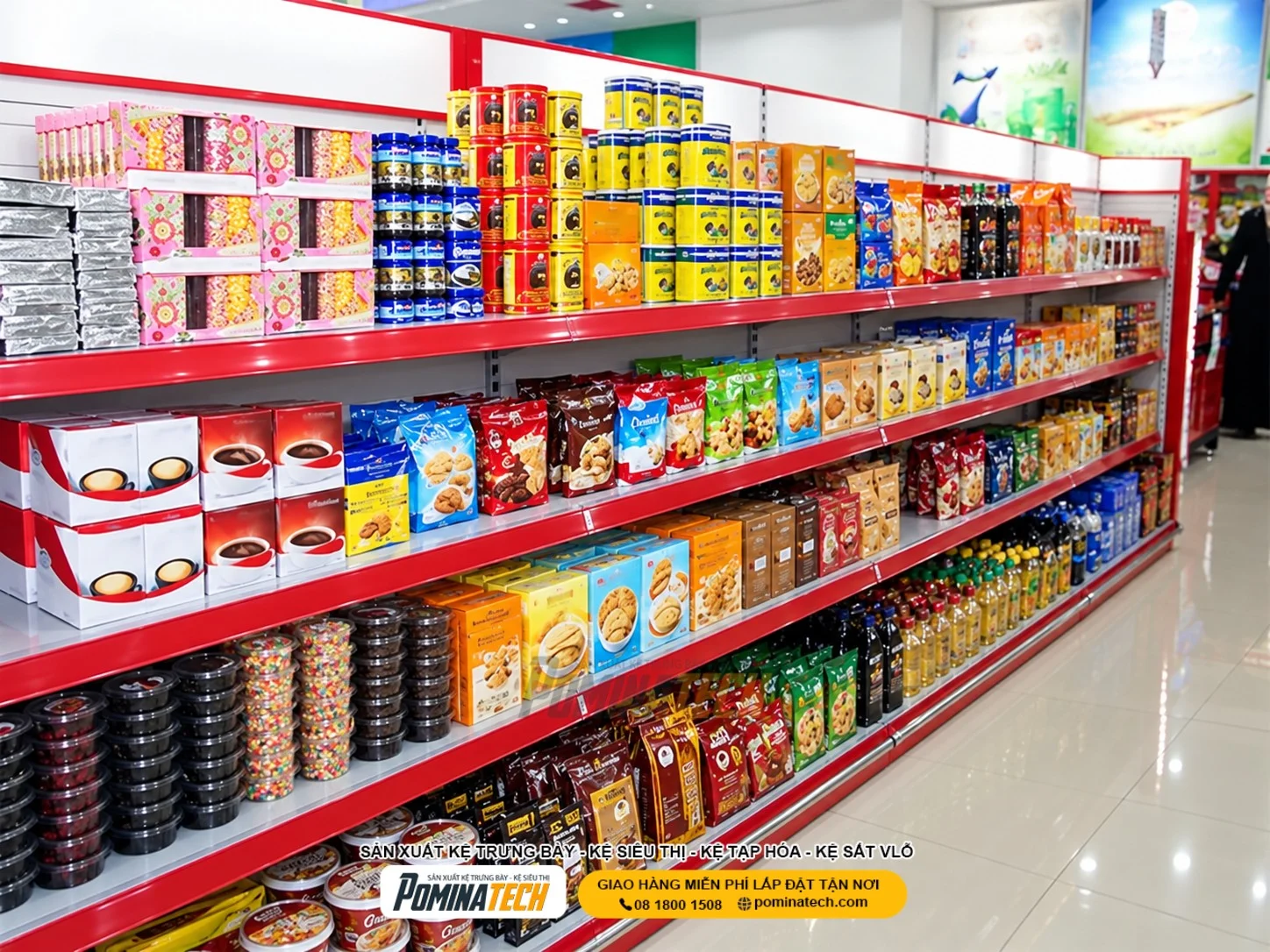 Kệ đơn trưng bày bánh kẹo sát tường giúp tận dụng chiều cao trong không gian cửa hàng.