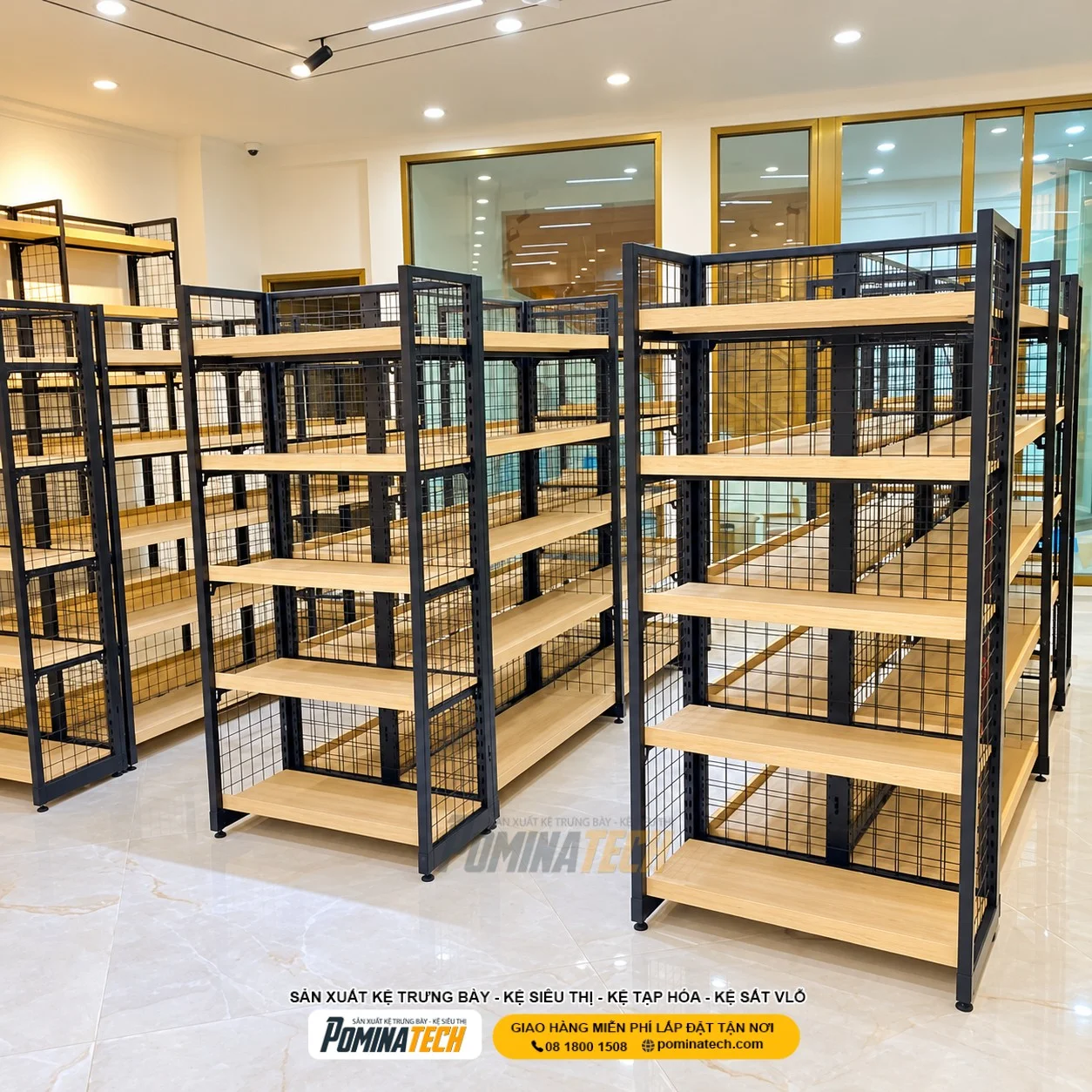 Kệ sắt mâm gỗ kết hợp lưng lưới đa chức năng cho cửa hàng trưng bày sản phẩm
