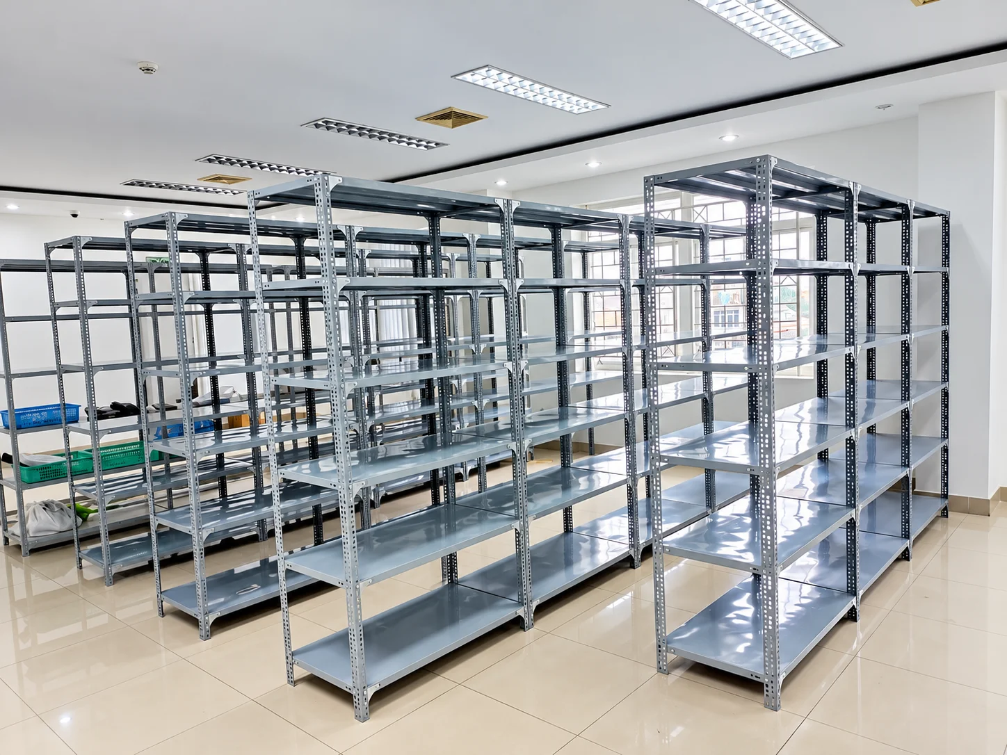 Kệ sắt V lỗ 3 tầng nhỏ gọn phù hợp với không gian gia đình