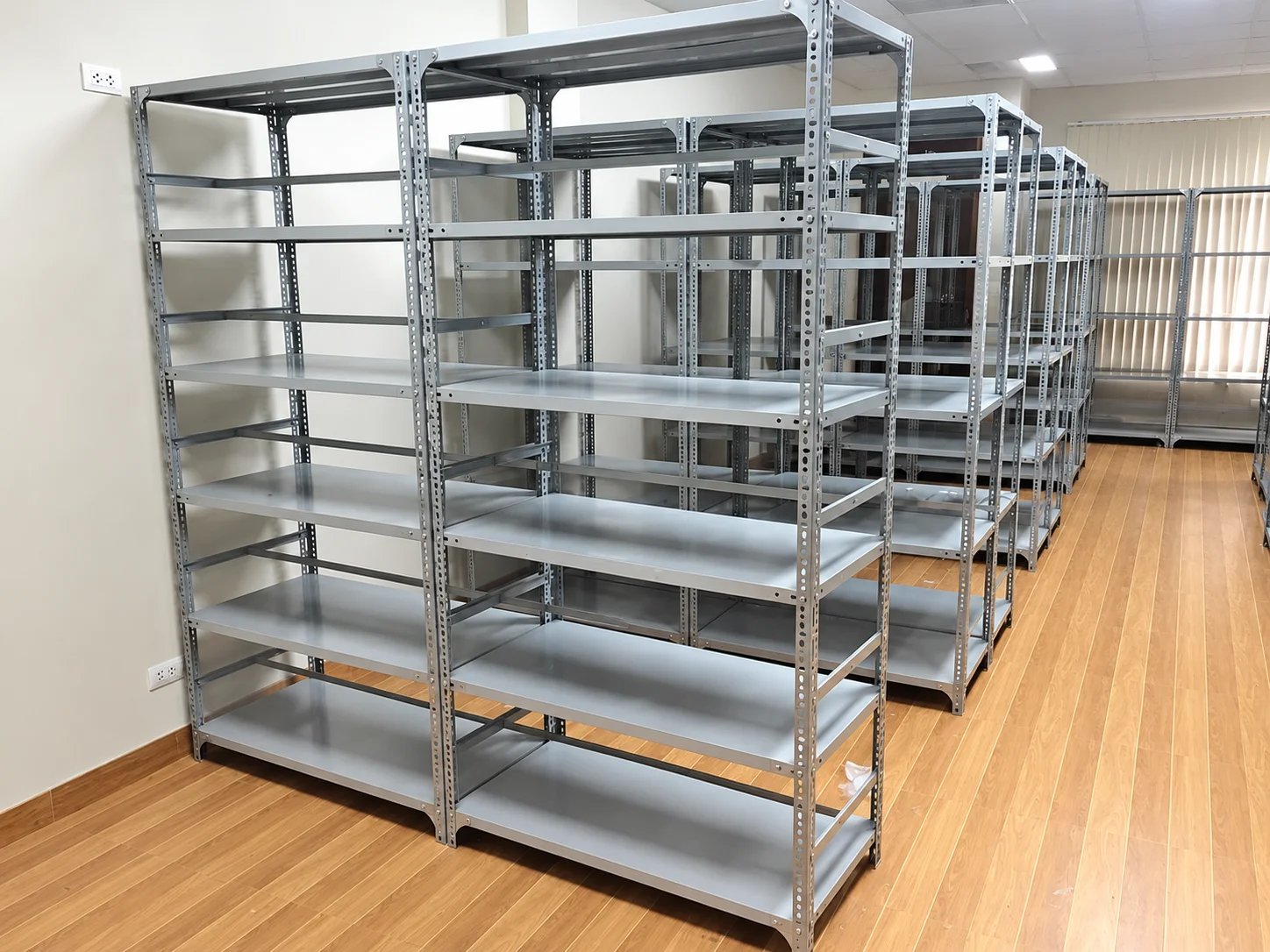 Kệ sắt V lỗ đa năng sơn tĩnh điện bền đẹp và chống gỉ sét