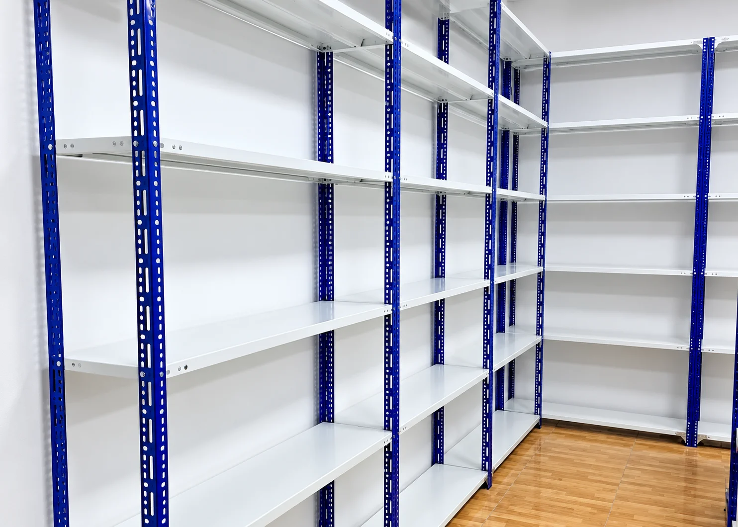 Kệ sắt V lỗ nhiều tầng giúp tối ưu diện tích lưu trữ hàng hóa