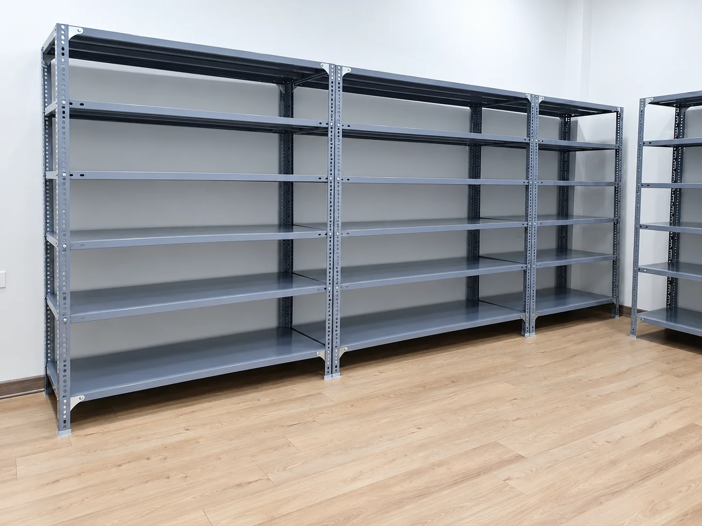 Kệ sắt V lỗ Pominatech thiết kế linh hoạt và tiết kiệm không gian
