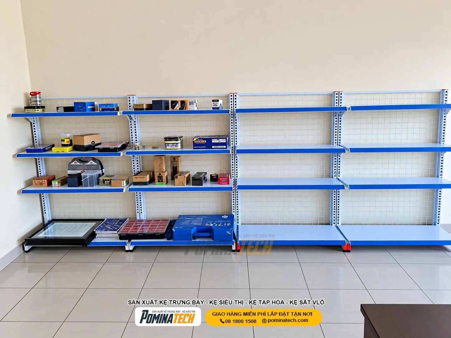 Kệ siêu thị 4 tầng đặt giữa gian hàng giúp duy trì tầm nhìn thông thoáng