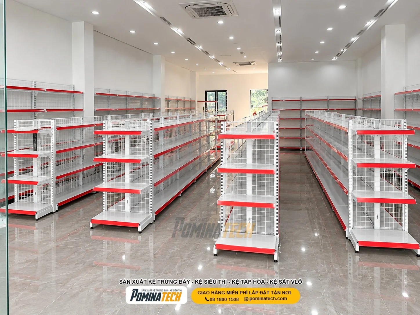 Kệ siêu thị 4 tầng màu trắng tạo cảm giác sáng sủa và thông thoáng cho gian hàng