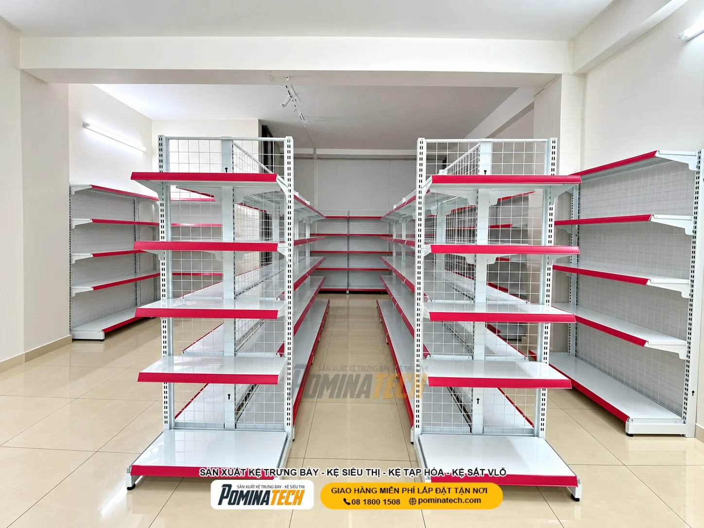 Kệ siêu thị 5 tầng màu trắng giúp gian hàng trở nên sáng sủa và cân đối hơn