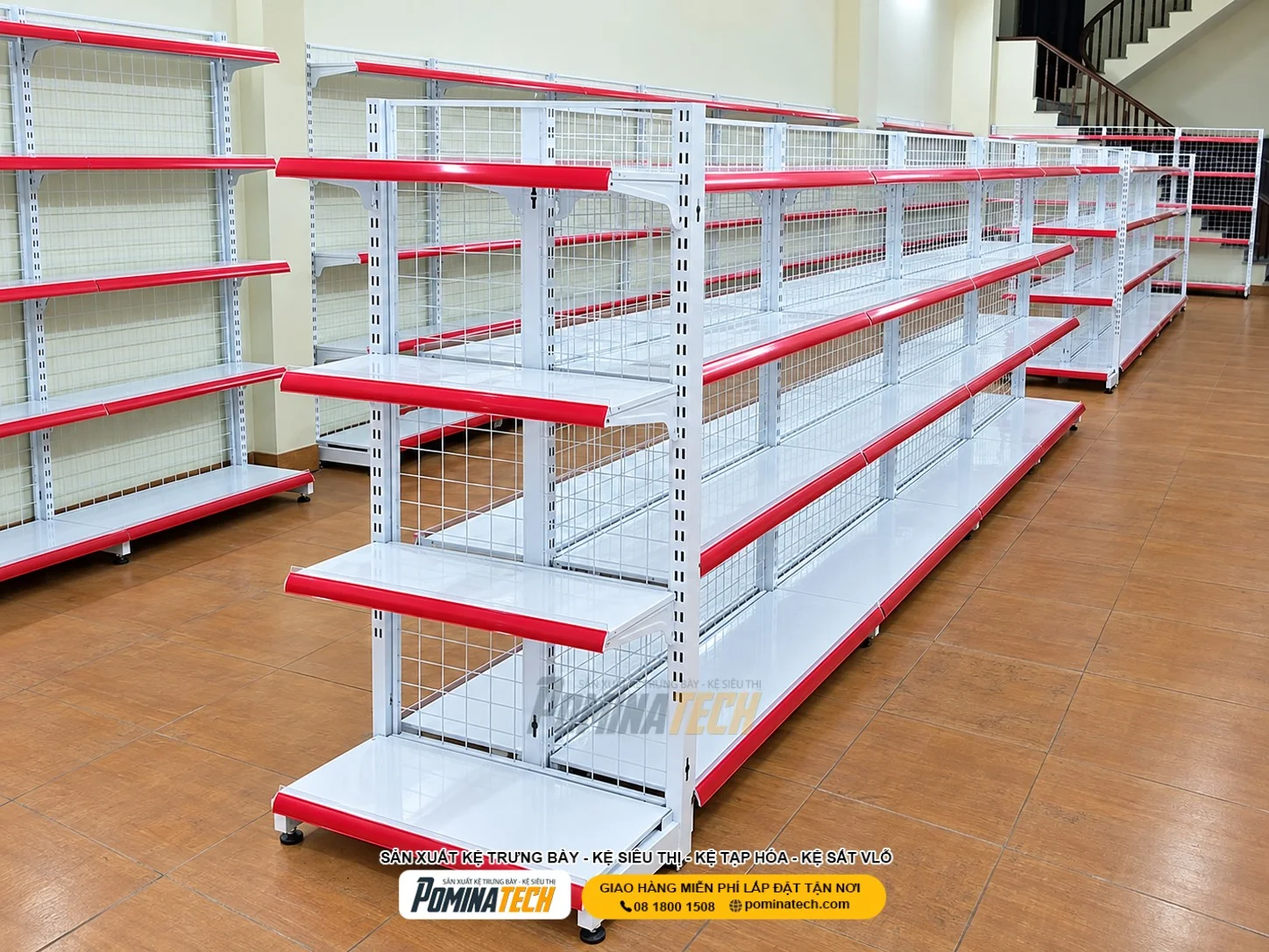 Kệ siêu thị màu trắng viền xanh dương mang đến không gian bán lẻ hiện đại