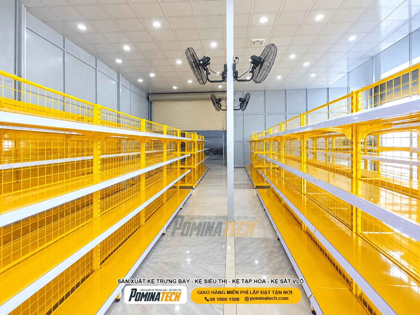 Kệ siêu thị thiết kế theo mặt bằng kết hợp màu sắc đồng bộ với nhận diện thương hiệu.