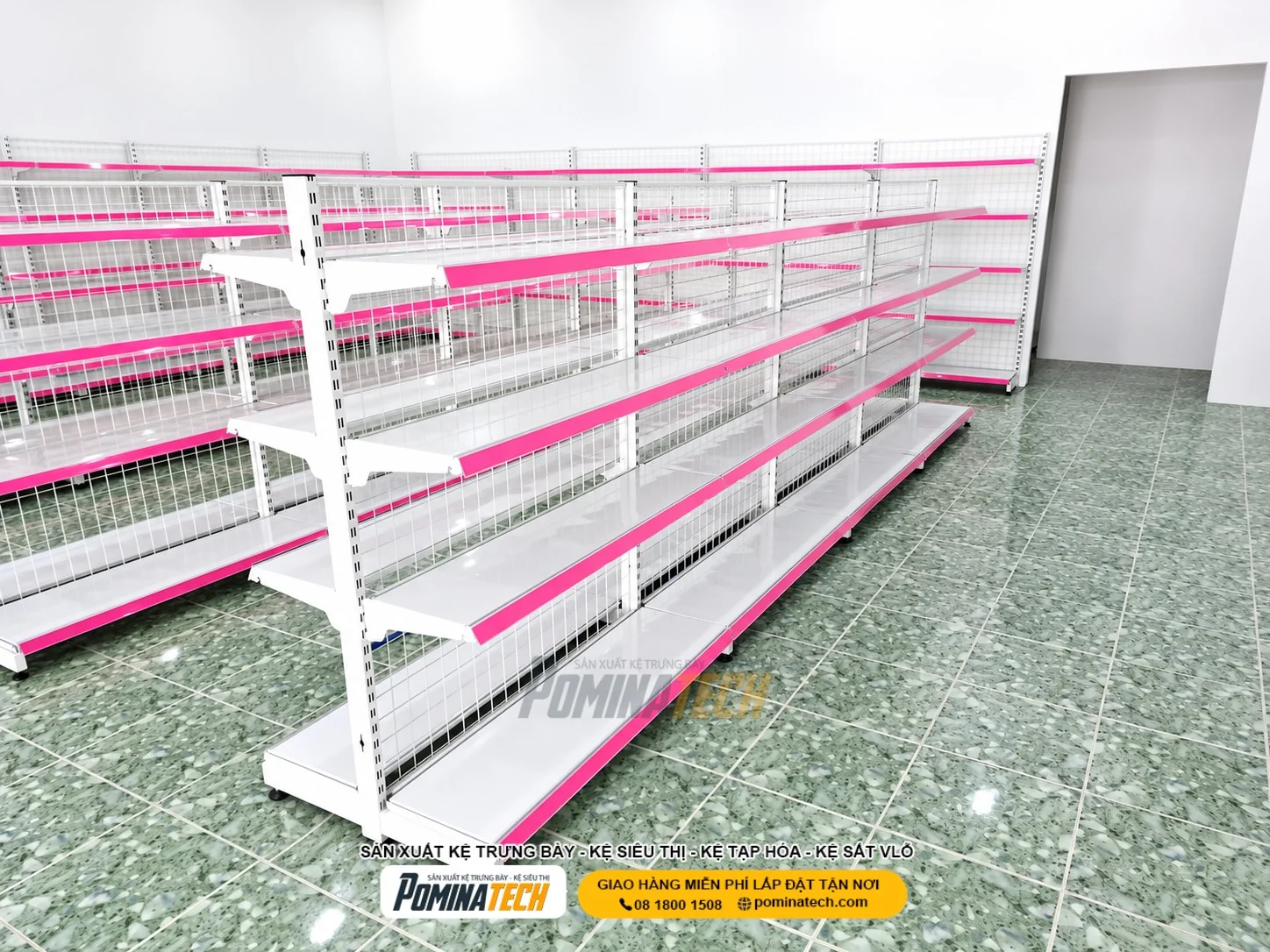 Kệ siêu thị trưng bày bánh kẹo nhiều tầng giúp tận dụng không gian và tăng sức chứa.