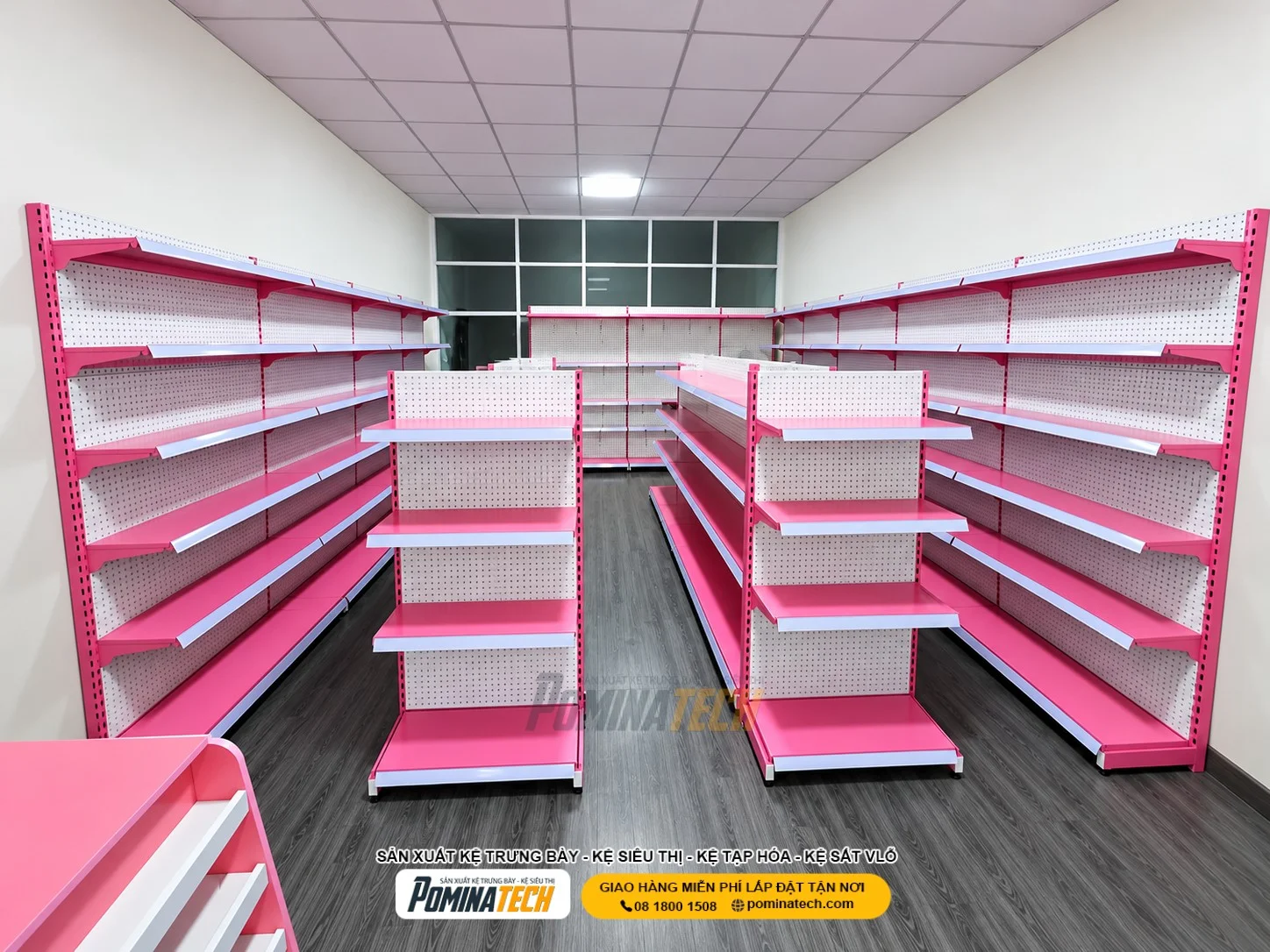 Kệ tôn đục lỗ kết hợp mâm tầng và móc treo trưng bày sản phẩm.