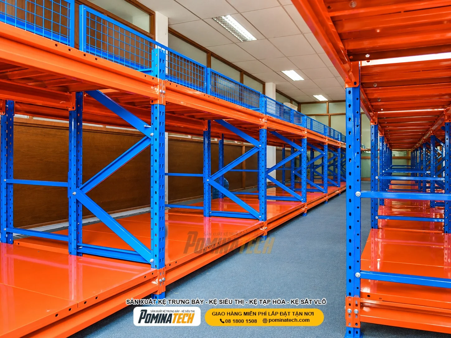 Kệ trung tải nhiều tầng giúp tận dụng chiều cao nhà kho trong mùa kinh doanh cao điểm.