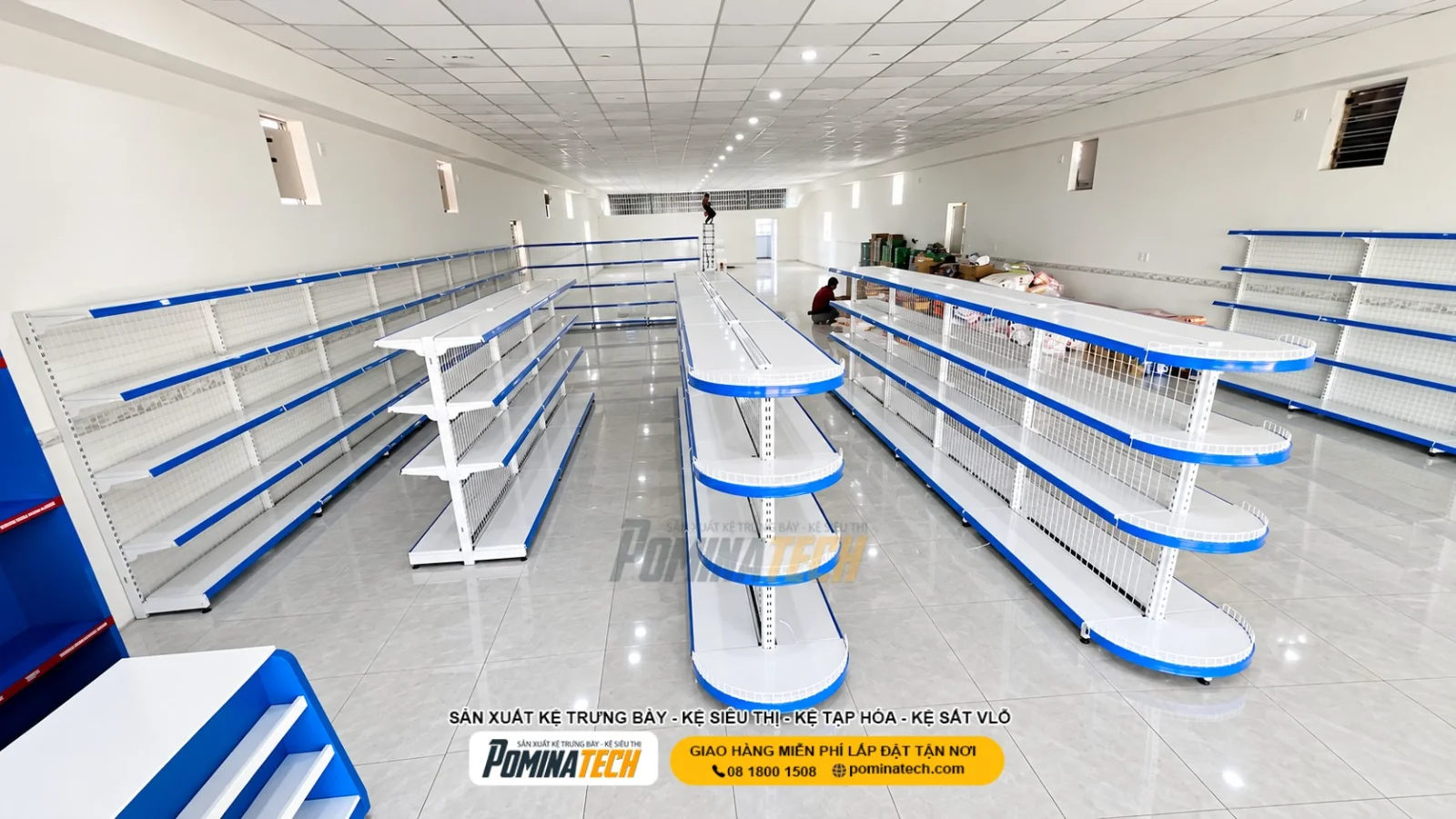 Mẫu kệ bán nguyệt trưng bày sản phẩm đẹp giúp tối ưu diện tích kinh doanh