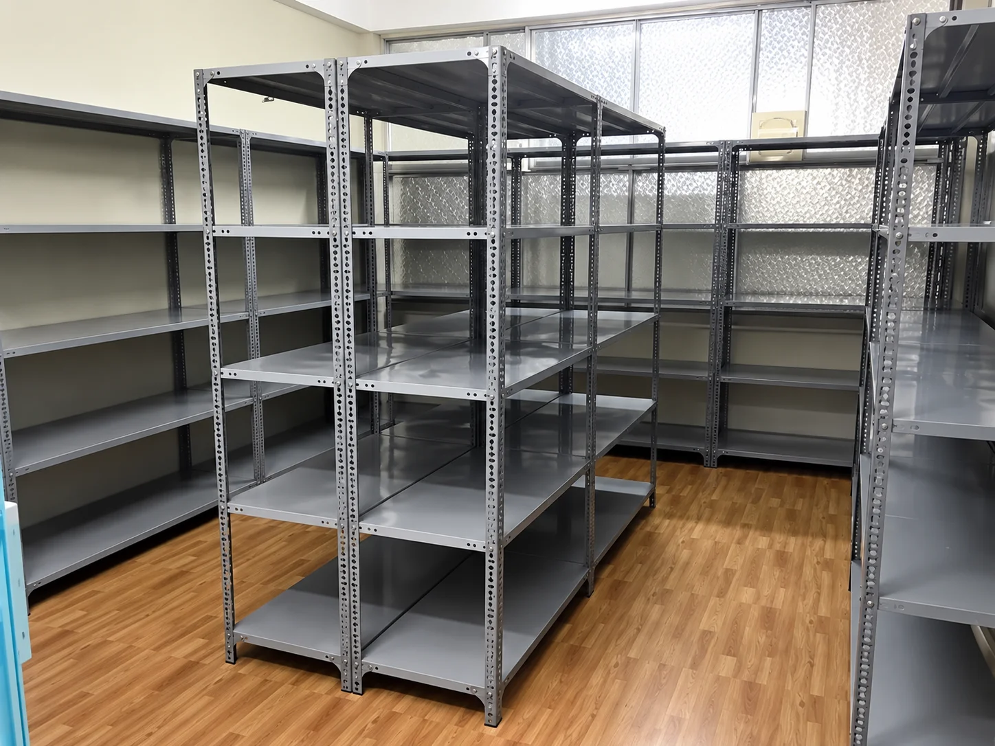 Mẫu kệ sắt V lỗ đa năng lắp ghép dễ dàng cho cửa hàng và nhà kho